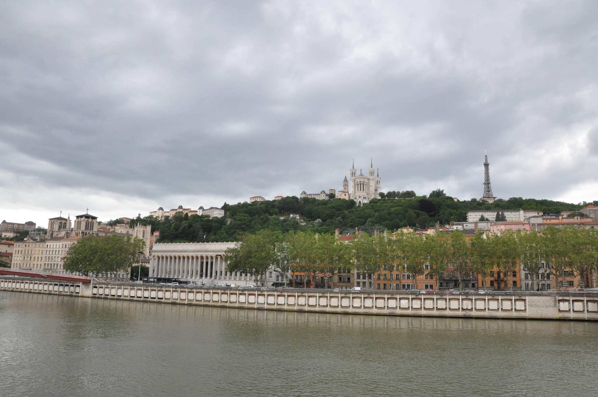 Saône, Palais de Justice et basilique de Fourvière à Lyon